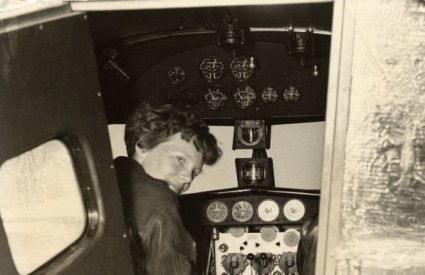 Amelia Earhart u kokpitu aviona Electra