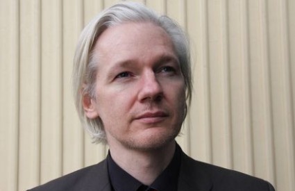 Julian Assange i dalje vuče Amere i Engleze za nos