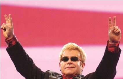 Slavni pjevač Elton John koji je upisan kao otac djeteta koji je rodila surogat-majka u ovom bi slučaju bio upisan kao roditelj jedan ili roditelj dva