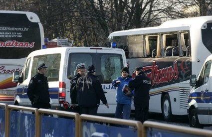 Huligani zapalili autobus s navijačima PAOK-a