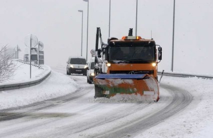 Snijeg i mokri kolnici otežavaju promet