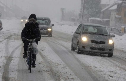 Snijeg i ledena kiša na hrvatskim cestama