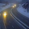 Snijeg pada u Lici, Gorskom kotaru i Dalmaciji, zbog bure i dalje zatvoren dio autoceste A1