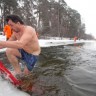 Zimske radosti na ruski način - kupanje u ledenoj vodi jača duh i tijelo