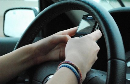 Mi smo ipak uvjereni da je bolje ne koristiti mobitel tijekom vožnje
