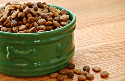 Mnogi brendovi pseće hrane sadrže vitamine i hranjive tvari koje odgovaraju i ljudima