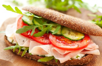 Lagani ljetni sendvič s puno povrća je odličan izbor