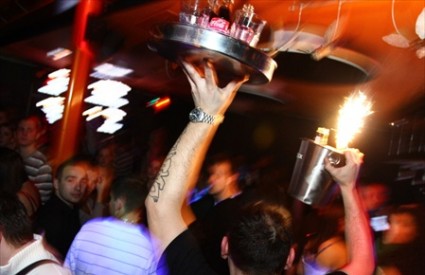 Većina ljudi vikende provodi kod kuće Većina ljudi vikende provodi kod kuće