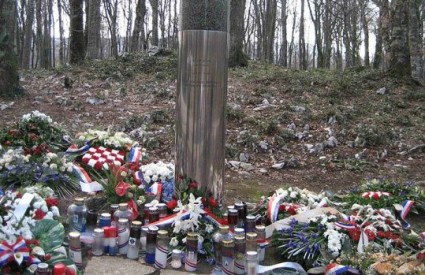 Spomenik prvoj žrtvi Domovinskog rata Josipu Joviću na Plitvicama