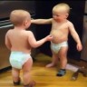 Bebe blizanci se svađaju