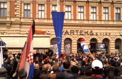 Skidanje zastave EU-a na glavnom zagrebačkom trgu
