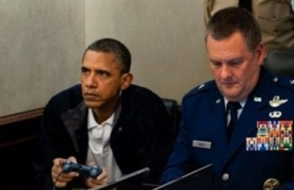 Obama ubija Osamu držeći gamepad Sony PlayStationa