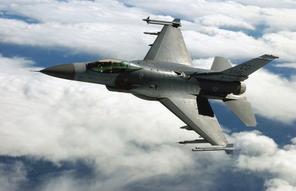 borbeni zrakoplov F-16 u letu