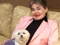 Leona Helmsley s voljenim maltezerom Troubleom