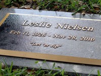 nadgrobni spomenik Leslieja Nielsena