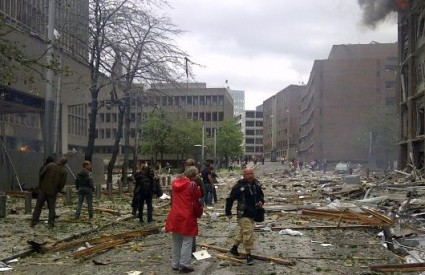 Većina prozora na zgradi je razbijena, a na ulici leže ozlijeđeni ljudi obliveni krvlju