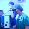 Dr. Bilić izvodi lasersku operaciju oka
