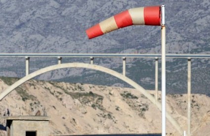 Bura dere preko 160 km/h Bura dere preko 160 km/h