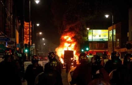 Zapaljeni autobus u Tottenhamu