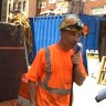 Građevinski radnik u New Yorku na cesti pjeva kao Sinatra