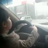 Snimali svoju četverogodišnju kćer kako vozi po krcatoj autocesti