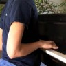 Sviranje klavira iza leđa