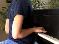 Sviranje klavira iza leđa