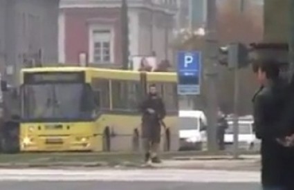 Jedna osoba ranjena u napadu na američko veleposlanstvo u Sarajevu, YouTube, Screenshot
