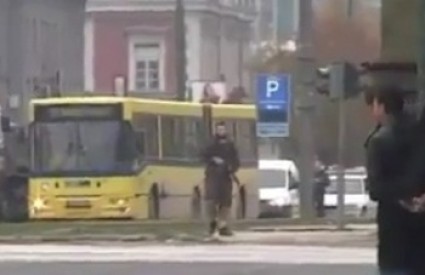 Jedna osoba ranjena u napadu na američko veleposlanstvo u Sarajevu, YouTube, Screenshot Jedna osoba ranjena u napadu na američko veleposlanstvo u Sarajevu, YouTube, Screenshot