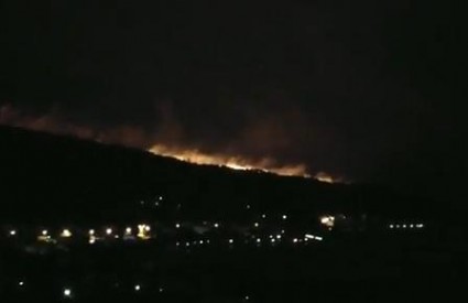 Požar se približio kućama u Podgori
