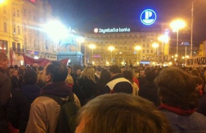 Par tisuća lagano smrznutih prosvjednika na Trgu bana Jelačića
