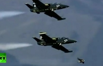 Vratolomni let Jetmana u formaciji s borbenim zrakoplovima