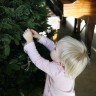 Kako zaštititi božićno drvce od znatiželjnih ruku vašeg djeteta