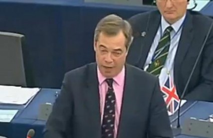 Nigel Farage pere Barrosa i ekipicu s vrha EU