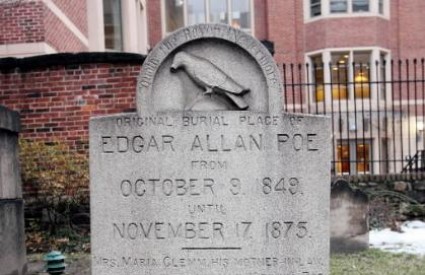 Ruže i konjak na Poeovom grobu