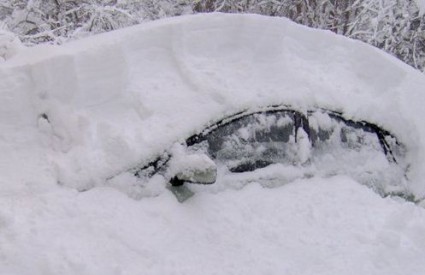 Auto pod snijegom - ilustracija