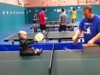 Beba igra ping pong