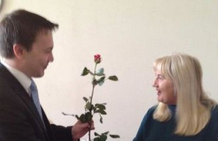 Ministar Bauk jutros je ružama iznenadio zaposlenice ministarstva