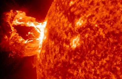 Spektakularna erupcija plazme na Suncu