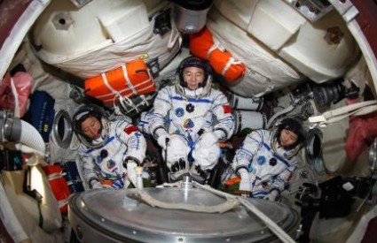 Troje kineskih astronauta u letjelici Shenzhou 9