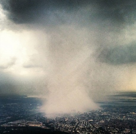 Genijalna slika oluje nad New Yorkom