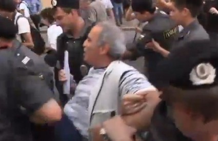 Policija odnosi Kasparova u maricu