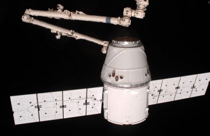 Kapsula Dragon prije odvajanja s ISS-a
