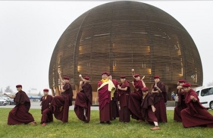 Redovnice demonstriraju kung fu pred CERN-om