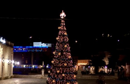 Radno vrijeme trgovina i shopping centara na Badnjak, Božić i Štefanje 2016.