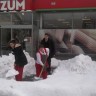 Konzumove zaposlenice čiste snijeg dok birokrat nadzire