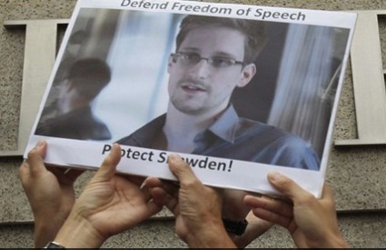 Snowden može na Island