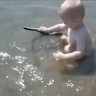 Beba se igra s vodenom zmijom