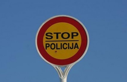 Par viceva o policajcima