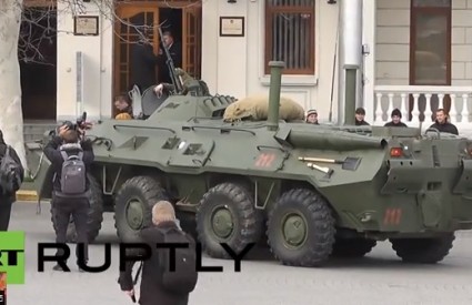 Ruski oklopnjaci ulaze u Ukrajinu
